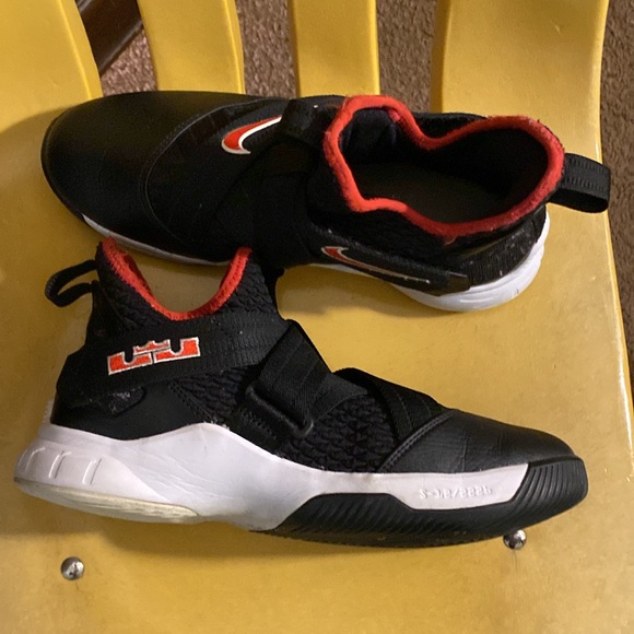 Red black and white Lebron James - Picture 3 of 4